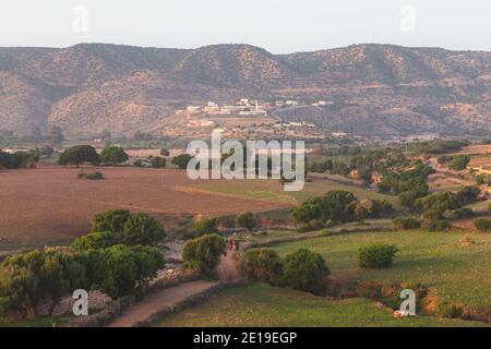 Ein abendlicher Blick auf die Küstenstadt Tafedna in der Provinz Essaouira, Marokko von der Öko-Lodge L'ane Vert. Stockfoto