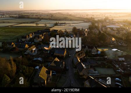 Luftdrohnenaufnahme eines Cotswold Village, einer ländlichen Szene in englischer Landschaft mit Häusern, Immobilien und Immobilien auf dem britischen Wohnungsmarkt in den Cotswolds, Longborough, Gloucestershire, England, Großbritannien Stockfoto