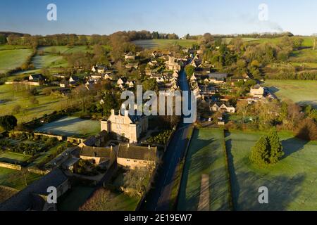 Luftdrohnenaufnahme einer Cotswolds Village Church, einer ländlichen Szene in englischer Landschaft mit Häusern, Immobilien und Immobilien auf dem britischen Wohnungsmarkt, Bourton on the Hill, Gloucestershire, England Stockfoto