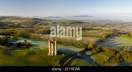 Luftdrohnenfoto des Broadway Tower, einer berühmten ikonischen Touristenattraktion in den Cotswolds Hills, ikonisches englisches Wahrzeichen mit wunderschöner nebliger britischer Landschaft, Gloucestershire, England, Großbritannien Stockfoto