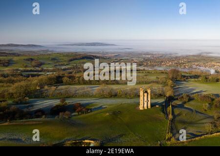 Luftdrohnenfoto vom Broadway Tower, einem berühmten alten Gebäude Wahrzeichen in den Cotswolds Hills, ikonische englische Touristenattraktion in der wunderschönen britischen Landschaft mit grünen Feldern, Gloucestershire, England, Großbritannien Stockfoto