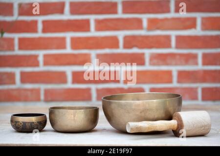 Alte handgefertigte traditionelle tibetische Meditation und heilende Klangschalen Hergestellt aus 7 heiligen Metallen, die typische Zubehörteile sind Im buddhismus Stockfoto