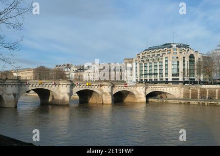 Paris, Frankreich. Dezember 30. 2020. Ansicht des Gebäudes des Samaritaine Kaufhauses. Pont Neuf im Vordergrund. Stockfoto