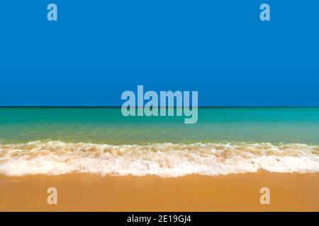 Sanfte Wellen waschen an Land am Strand von Burgau in Die Algarve oder Portugal Stockfoto