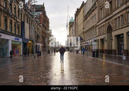 Glasgow, Schottland, Großbritannien. Januar 2021. Blick auf das sehr ruhige Stadtzentrum von Glasgow, als Schottland am ersten Tag einer neuen strengen nationalen Sperre aufwacht, die von der schottischen Regierung angekündigt wurde, um einen neuen Anstieg der Covid-19-Infektionen einzudämmen. PIC; Buchanan Street ist normalerweise mit Käufern beschäftigt, aber heute ist fast verlassen. Iain Masterton/Alamy Live News Stockfoto