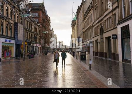 Glasgow, Schottland, Großbritannien. Januar 2021. Blick auf das sehr ruhige Stadtzentrum von Glasgow, als Schottland am ersten Tag einer neuen strengen nationalen Sperre aufwacht, die von der schottischen Regierung angekündigt wurde, um einen neuen Anstieg der Covid-19-Infektionen einzudämmen. PIC; Buchanan Street ist normalerweise mit Käufern beschäftigt, aber heute ist fast verlassen. Iain Masterton/Alamy Live News Stockfoto