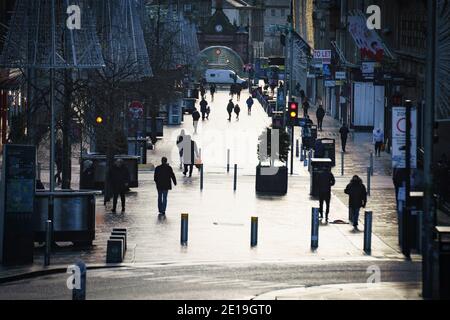 Glasgow, Schottland, Großbritannien. Januar 2021. Blick auf das sehr ruhige Stadtzentrum von Glasgow, als Schottland am ersten Tag einer neuen strengen nationalen Sperre aufwacht, die von der schottischen Regierung angekündigt wurde, um einen neuen Anstieg der Covid-19-Infektionen einzudämmen. PIC; Buchanan Street ist normalerweise mit Käufern beschäftigt, aber heute ist fast verlassen. Iain Masterton/Alamy Live News Stockfoto