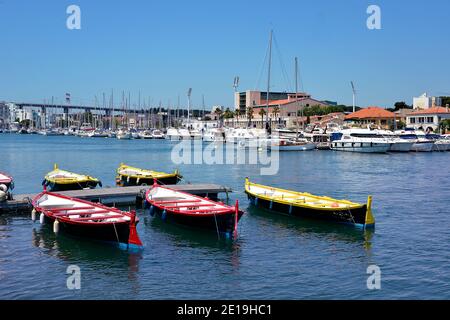 Hafen und farbige kleine Boote in Martigues in Frankreich, einer Gemeinde nordwestlich von Marseille Stockfoto