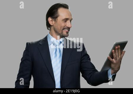 Glücklicher Geschäftsmann mit digitalen Tablet. Stockfoto