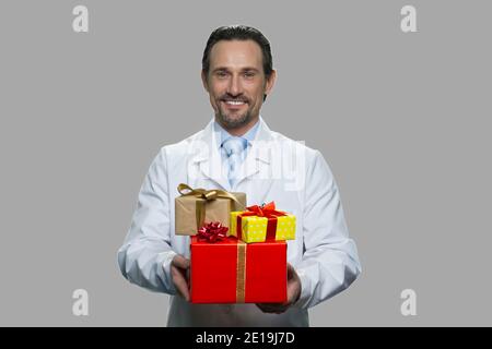 Glücklich männlichen Arzt hält viele Geschenk-Boxen. Stockfoto