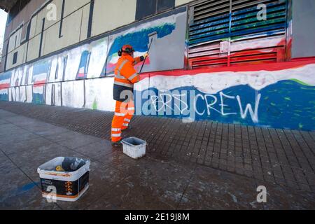 Glasgow, Schottland, Großbritannien. Januar 2021. Im Bild: Schlüsselarbeiter von AMEY Highways säubern die riesigen Buchstaben sektiererischer Graffiti vom Südpier der Kingston Bridge. Die Brücke wurde letzte Woche entstellt, und es wird untersucht, wer dies getan hat. Die Polizei Schottland und Transport Scotland arbeiten mit CCTV zusammen, um die Schuldigen zu fangen. Quelle: Colin Fisher/Alamy Live News Stockfoto