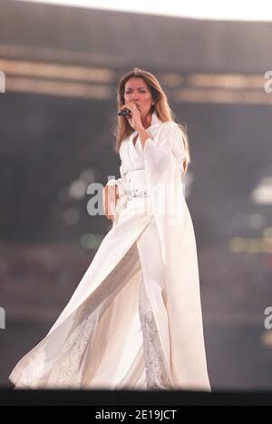 Celine Dion im Konzert 'in the Round' im Wembley Stadium in London, Großbritannien. Juli 1999 Stockfoto