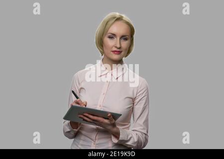 Junge Geschäftsfrau, die am digitalen Tablet arbeitet. Stockfoto