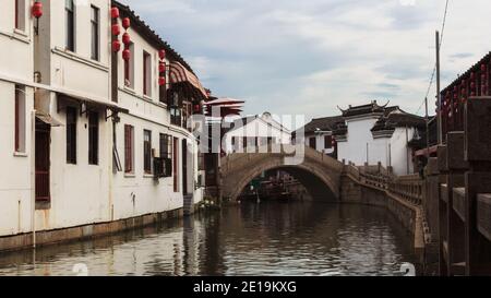 Kanal und Steinbrücke in Zhujiajiao Wasserstadt in China Stockfoto