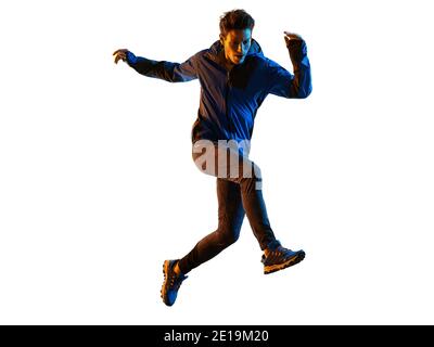 Ein junger kaukasischer Trail Cross Country Läufer Running man Silhouette Schatten auf weißem Hintergrund isoliert Stockfoto