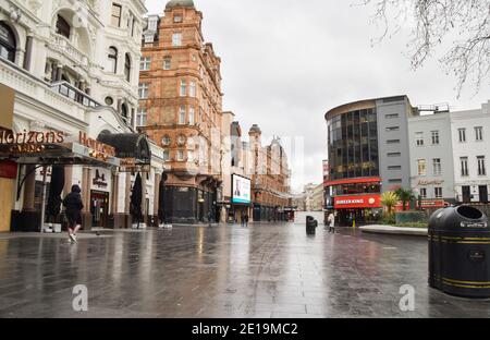 Blick auf einen leeren Leicester Square in London, als England die dritte nationale Sperre auferlegt. Stockfoto