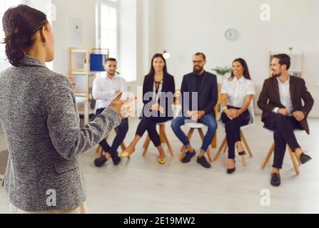 Büroangestellte hören der Präsentation des Executive Managers während der Firmenmitarbeiter zu Schulung Stockfoto