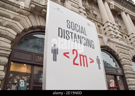 Detail eines sozialen Distanzierungszeichens auf der Regent Street in London, als England die dritte nationale Sperre auferlegt. Stockfoto