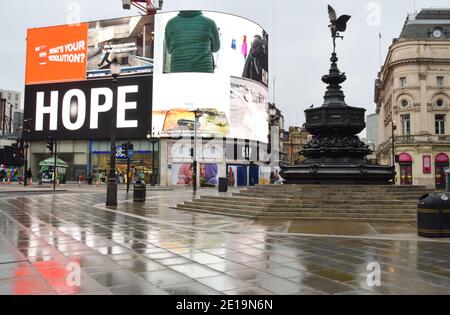 Blick auf einen verlassenen Piccadilly Circus in London, als England die dritte nationale Sperre auferlegt. Stockfoto