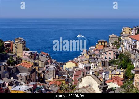 Dorf Riomaggiore, eine Gemeinde in der Provinz La Spezia, in einem kleinen Tal in der Region Ligurien in Italien. Stockfoto