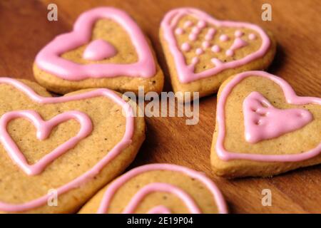 Herzförmige Lebkuchenkekse auf dem Holzhintergrund. Geschenk zum Valentinstag. Stockfoto