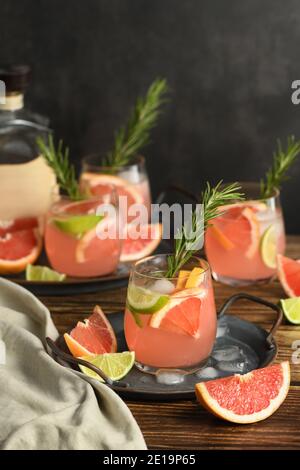 Frische Limette und Rosmarin in Kombination mit frischem Grapefruitsaft und Tequila sind die perfekte Möglichkeit, das Beste aus diesen fantastischen Produkten herauszuholen. Stockfoto