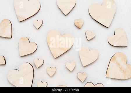 Valentinstag Hintergrund mit Holzherzen auf Beton Hintergrund, Draufsicht. Valentinstagsfeier Konzept. Stockfoto