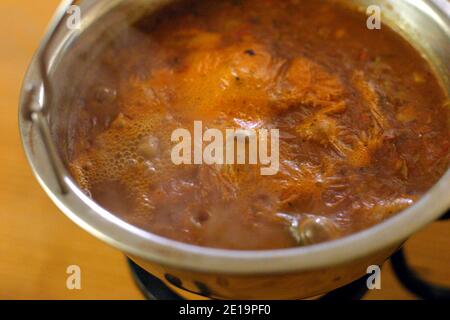 Ungarische Gulaschsuppe in heißem Couldron serviert. Stockfoto