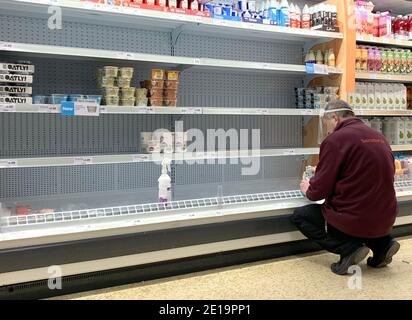 Haverhill, Suffolk, Großbritannien. 5. Januar 2021.Leere Regale in Sainsburys während der Coronavirus-Pandemie. Kredit: Headlinephoto/Alamy Live Nachrichten. Stockfoto