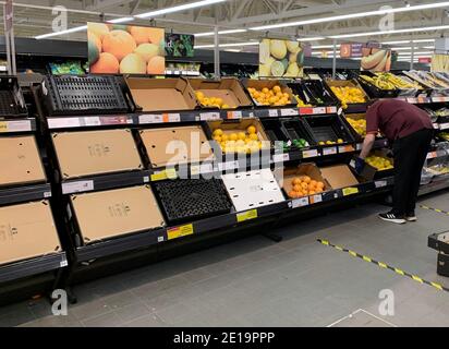 Haverhill, Suffolk, Großbritannien. 5. Januar 2021.Leere Regale in Sainsburys während der Coronavirus-Pandemie. Kredit: Headlinephoto/Alamy Live Nachrichten. Stockfoto