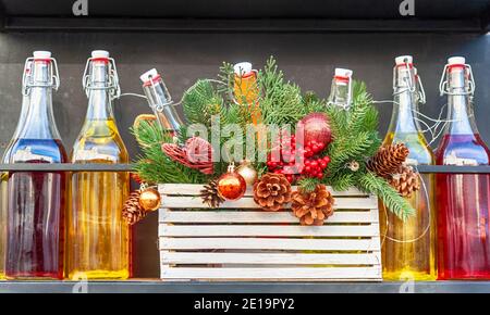 Straßendekoration mit Flaschen und Christbaumzweigen. Winterkomposition Stockfoto