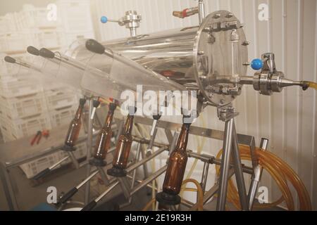 Flaschen in Abfüllanlagen in der Bierfabrik Stockfoto