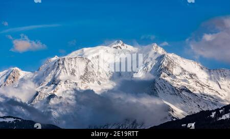 Skipisten unter dem Mont Blanc Massiv im Winter weiter Ein sonniger Tag Stockfoto