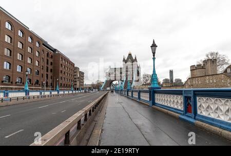 London, Großbritannien. Januar 2021. Das Foto vom 5. Januar 2021 zeigt eine Gesamtansicht der Tower Bridge in London, Großbritannien. Der britische Premierminister Boris Johnson kündigte am Montag an, dass England ab Mitternacht in eine nationale Sperre eintreten wird, die dritte ihrer Art seit Beginn der Coronavirus-Pandemie im Land. Quelle: Han Yan/Xinhua/Alamy Live News Stockfoto