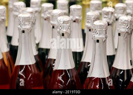 Sekt Flaschen in einem Supermarkt. Champagner im Weinladen, Alkoholindustrie Stockfoto