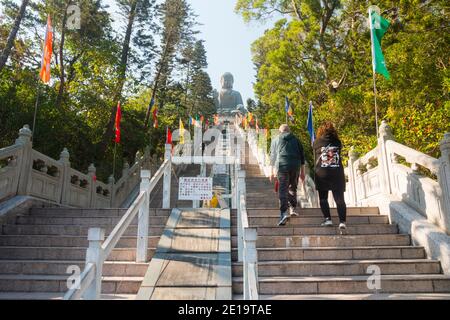 Schöne Aufnahme der Treppe hinauf zum berühmten Tian Tan Buddha (Big Buddha, eine große Bronzestatue von Buddha Shakyamuni). Nur wenige Touristen. Stockfoto