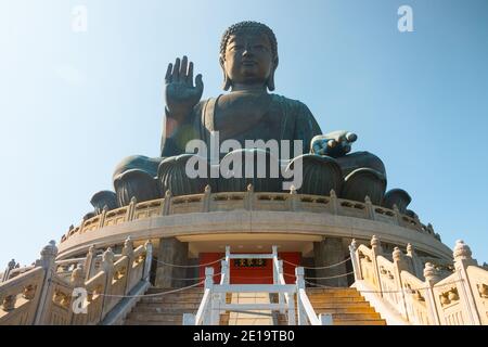 Schöne Aufnahme des berühmten Tian Tan Buddha (Big Buddha, eine große Bronzestatue von Buddha Shakyamuni). Niemand. Sonniger Tag. Lantau Island, Hongkong Stockfoto