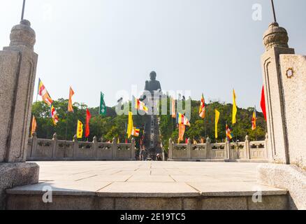 Wunderschöne Aufnahme des berühmten Tian Tan Buddha (Big Buddha, eine große Bronzestatue von Buddha Shakyamuni) auf der Insel Lantau. Niemand. Sonniger Tag. Stockfoto