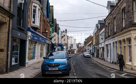 North Berwick, East Lothian, Schottland, Großbritannien, 5th. Januar 2021. Leere High Street im Lockdown: Am ersten Tag der neuen schottischen Lockdown ist das normalerweise geschäftige Stadtzentrum sehr ruhig, fast niemand läuft die Straße entlang. Alle nicht notwendigen Geschäfte sind geschlossen Stockfoto