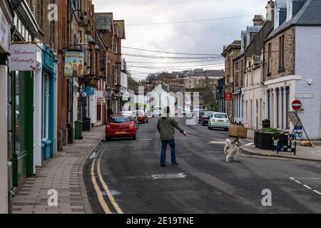 North Berwick, East Lothian, Schottland, Großbritannien, 5th. Januar 2021. Leere High Street im Lockdown: Am ersten Tag der neuen schottischen Lockdown ist das normalerweise geschäftige Stadtzentrum sehr ruhig, fast niemand läuft die Straße entlang. Alle nicht notwendigen Geschäfte sind geschlossen Stockfoto