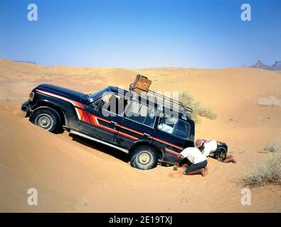 ARABISCHE WÜSTE, JEMEN-APRIL 18,2001: Versuch, einen Allradantrieb wieder im Sand gefangen zu bekommen Stockfoto