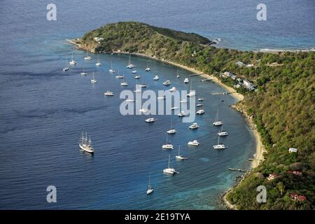 Britische Jungferninseln: Manchineel Bay auf Cooper Island. Drei Meister, Katamarane und Segelboote liegen vor Anker. Reproduktion in nautischen Zeitschriften, Stockfoto