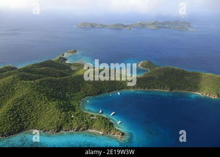 Britische Jungferninseln: Little Harbour auf Peter Island. Im Hintergrund Norman Island. Reproduktion in nautischen Zeitschriften, nautischen Führer oder Nauti Stockfoto