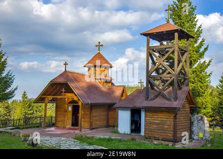 Holzkloster der Heiligen Kosmas und Damian auf dem Zlatar Berg, Serbien Stockfoto