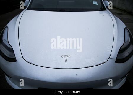 London, Großbritannien. Januar 2021. Ein weißes Tesla-Auto in London. Tesla ist ein amerikanisches Elektrofahrzeug. Kredit: Dinendra Haria/SOPA Images/ZUMA Wire/Alamy Live Nachrichten Stockfoto