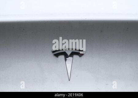 London, Großbritannien. Januar 2021. Tesla-Logo auf einem weißen Auto in London. Tesla ist ein amerikanisches Elektrofahrzeug. Kredit: Dinendra Haria/SOPA Images/ZUMA Wire/Alamy Live Nachrichten Stockfoto