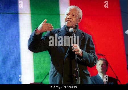 Nelson Mandela spricht beim Celebrate South Africa Freedom Day Concert on the Square, Trafalgar Square, London, Großbritannien. Der Britische Premierminister Tony Blair Stockfoto