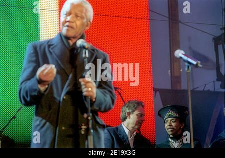 Nelson Mandela spricht von der Bühne beim Celebrate South Africa Freedom Day Concert on the Square, Trafalgar Square, London, UK. British Prime Mini Stockfoto