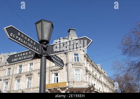 Straßenschild an der Kreuzung von Deribasovskaya, de Ribas Straße, und Richelievskaya, de Richelieu Straße, im Zentrum von Odessa, Ukraine Stockfoto