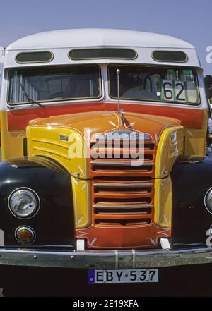 Vorderansicht eines typischen maltesischen Busses ( Fordson Thames) Stockfoto